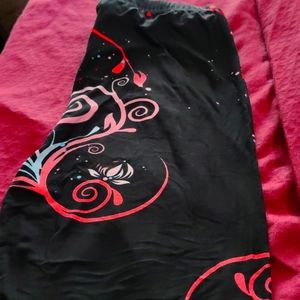 NWOT Beautiful bright Magnolia motif, Plus size leggings